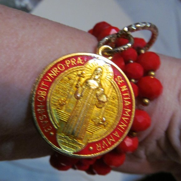 Saint Benedict medal on stretch bracelet with red glass beads - Picture 3 of 3